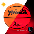 gloeien in het donkere basketbal